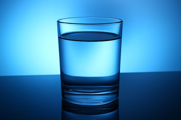 Ein schönes Glas Wasser mit einem Blau