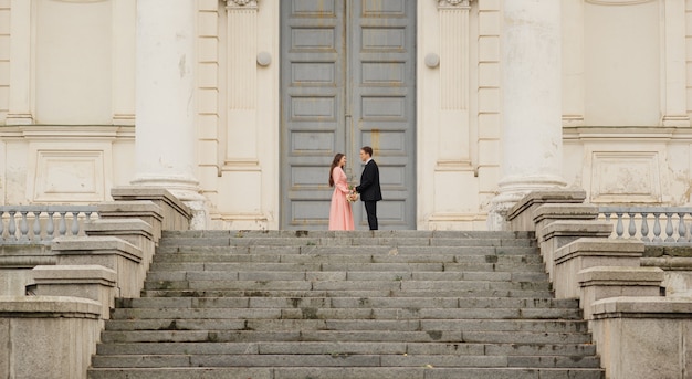 Foto ein schönes hochzeitspaar geht