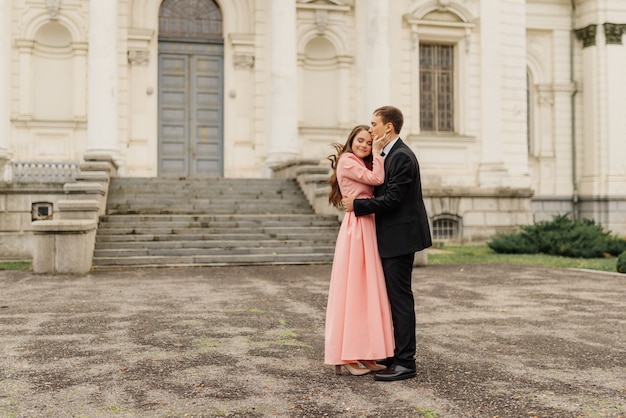 Foto ein schönes hochzeitspaar geht