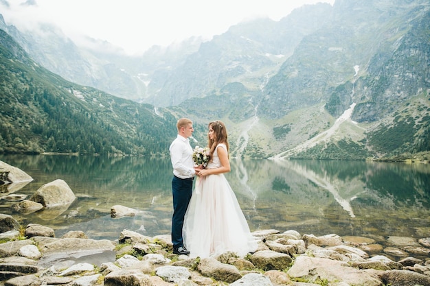 Foto ein schönes junges paar am see im tatra-gebirge in polen morskie oko