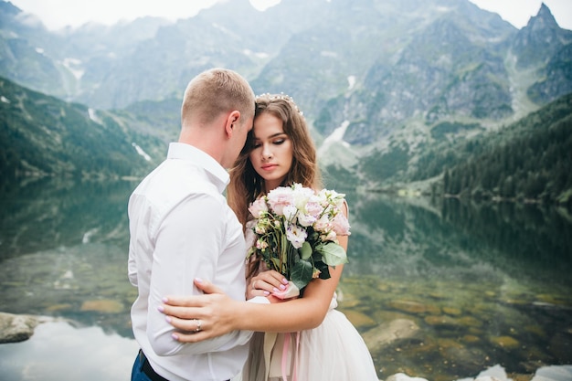 Ein schönes junges Paar am See im Tatra-Gebirge in Polen Morskie Oko