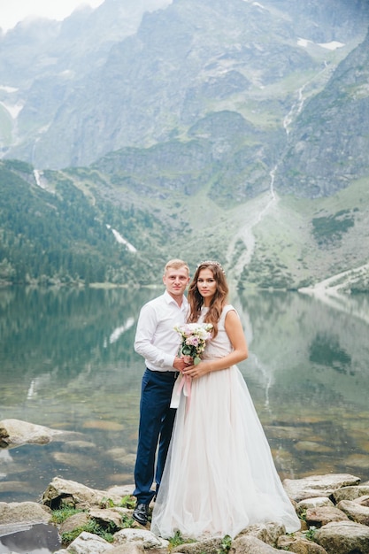 Ein schönes junges Paar am See im Tatra-Gebirge in Polen Morskie Oko