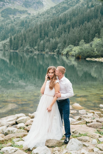 Ein schönes junges Paar am See im Tatra-Gebirge in Polen Morskie Oko