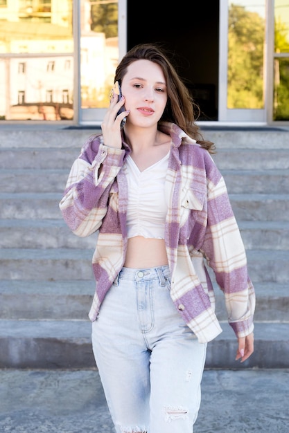 Ein schönes Mädchen auf der Straße spricht am Telefon Lifestyle Stadtleben