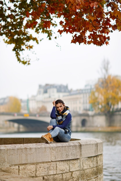 Ein schönes Mädchen geht entlang der Seine in Paris