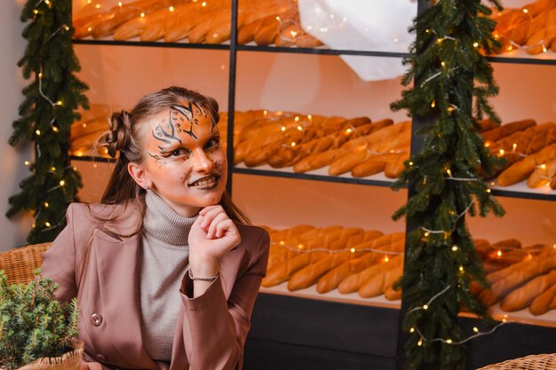 Ein schönes Mädchen mit einem Tiger-Make-up Neujahrskonzept Jahr des Tigers