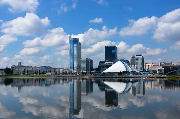 Ein schönes modernes Gebäude einer Bank, eines Geschäftszentrums, eines Hotels, gegen den Himmel mit Wolken. Unternehmenskonzept. Panorama.