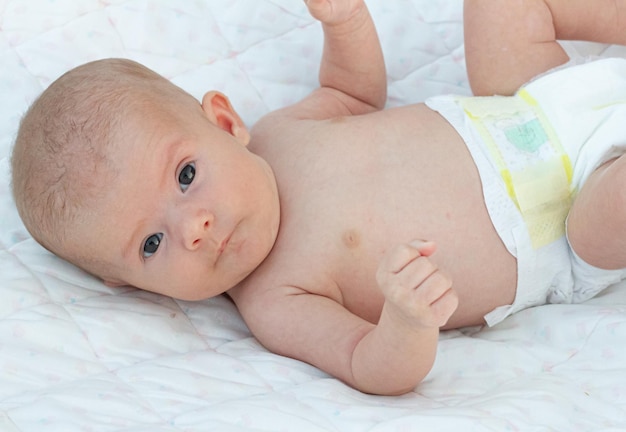 ein schönes neugeborenes baby, das nach dem baden in seiner krippe liegt