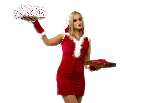 Foto ein schönes sexy mädchen in einem neujahrskleid hält geschenke in den händen feiern von weihnachten oder neujahrsbild