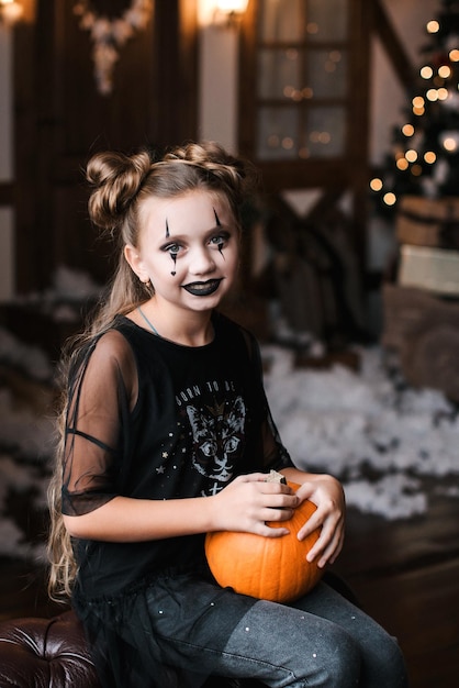 Ein Schönheitsmodell mit Make-up für Halloween