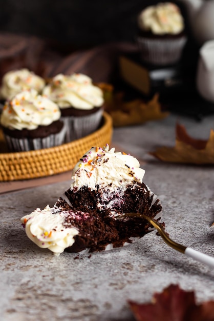 Ein Schokoladen-Cupcake ist zerbrochen, wobei eine Gabel-Beeren-Füllung sichtbar ist