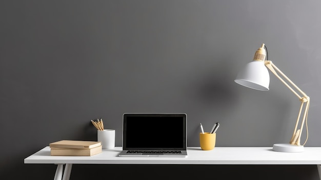 Ein Schreibtisch mit einer Lampe und einem Laptop darauf
