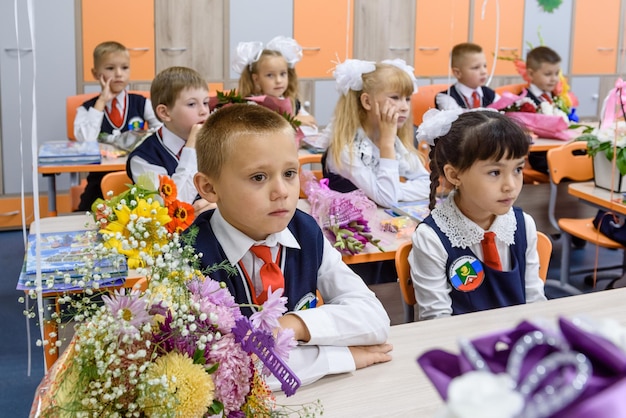 Ein Schüler im Klassenzimmer in der ersten Stunde