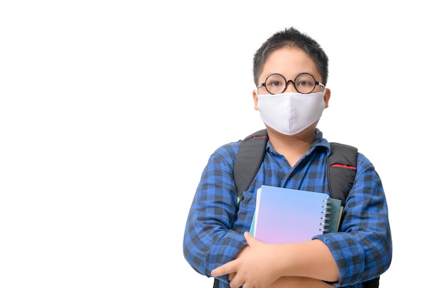 Ein Schüler trägt eine Maske und eine Brille mit Rucksack