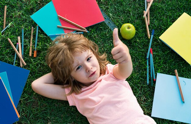 Foto ein schulkind studiert im freien im park.