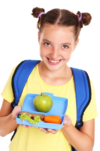 ein Schulmädchen, das gesundes Mittagessen auf weißem Hintergrund isst