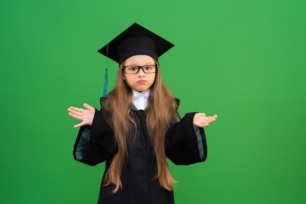 Ein Schulmädchen mit Brille zeigt auf eine Anzeige Ein kleines Mädchen beim Abschluss der Aufnahme an einer höheren Bildungseinrichtung Die Studentin breitet ihre Arme seitlich aus und bläht ihre Wangen auf