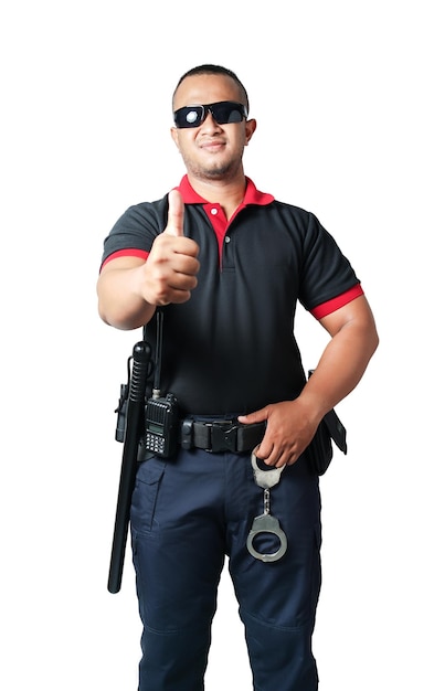 Ein schwarz gekleideter Wachmann mit schwarzer Brille steht gerade und zeigt mit dem Daumen nach oben. Beinhaltet Gummiknüppel, Handschellen, taktische Gürtel. Isolierter weißer Hintergrund. Ausgeschnitten. Sicherheitskonzept.