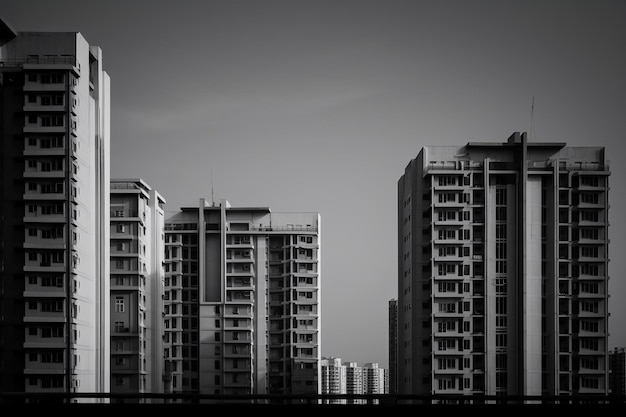 Ein Schwarz-Weiß-Foto einer Stadt mit einem Gebäude, auf dem oben das Wort „kz“ steht.