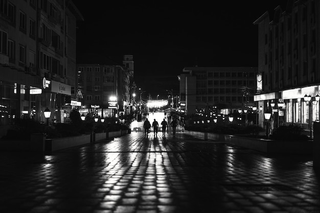 Ein Schwarz-Weiß-Foto einer Straße mit einem Schild mit der Aufschrift „Ich bin kein großer Fan“.