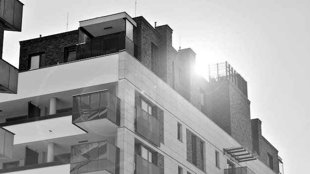 ein Schwarz-Weiß-Foto eines Gebäudes mit der Sonne, die durch die Fenster scheint.