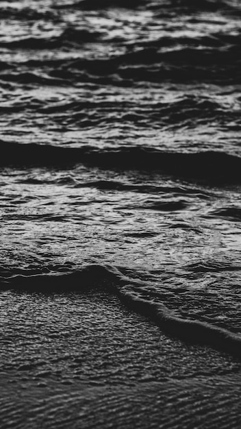 Ein Schwarz-Weiß-Foto von Wellen und dem Ozean