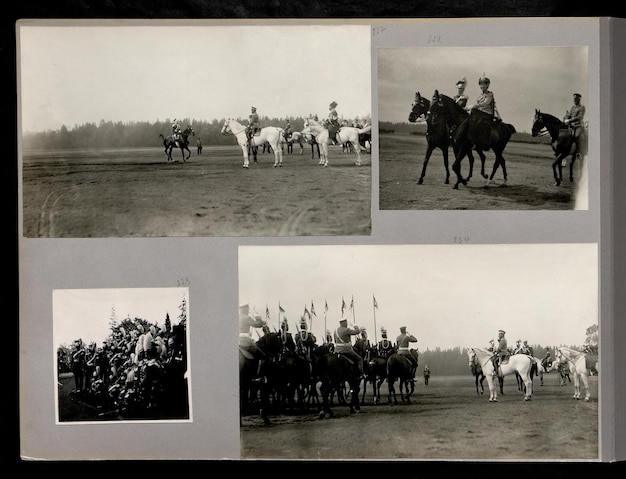 ein schwarz-weißes Foto einer Gruppe von Menschen auf Pferden