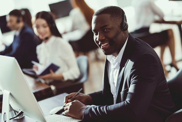 Ein Schwarzer arbeitet in einem Callcenter.