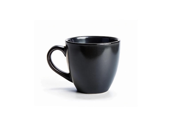 ein schwarzer Becher mit einem Griff, auf dem Kaffee steht