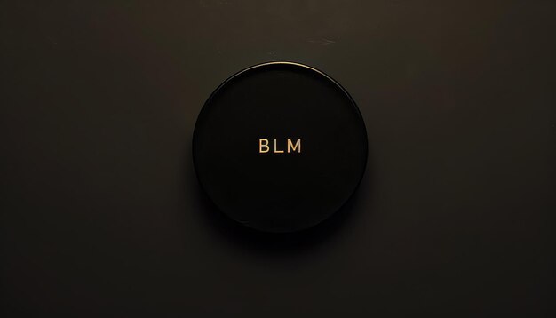 Ein schwarzer Kreis mit den Buchstaben BLM darauf