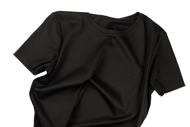 Ein schwarzes Baumwoll-T-Shirt isoliert auf weißem Hintergrund.