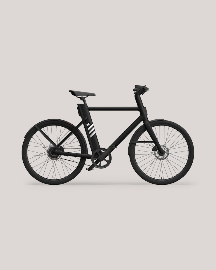 Foto ein schwarzes fahrrad mit weißem hintergrund