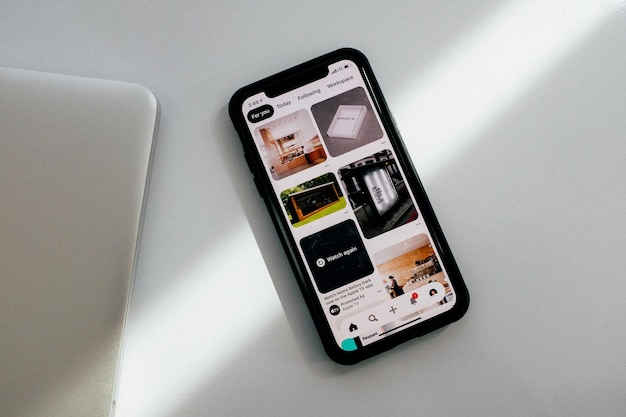 ein schwarzes iPhone mit dem Wort Mac auf dem Bildschirm