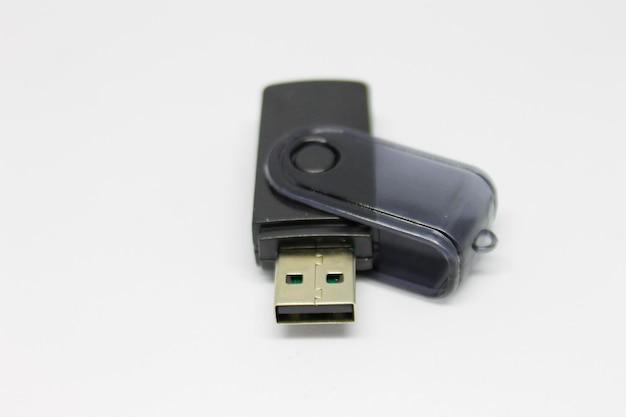 Foto ein schwarzes usb-gerät mit einer schwarzen abdeckung, auf der „tm“ steht