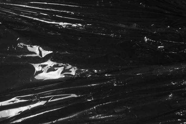 ein schwarzweißes Foto eines Plastikbeutel mit einem schwarzweißen Foto eines Mannes darin