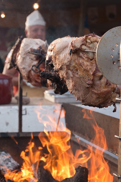 Ein Schwein wird geröstet