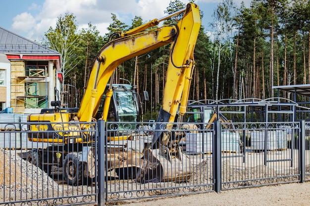 Ein schwerer Raupenbagger mit großer Schaufel macht sich bereit für die Arbeit. Schwere Baumaschinen für Erdarbeiten. Bagger aus Steinbruch. Verbesserung des Territoriums.