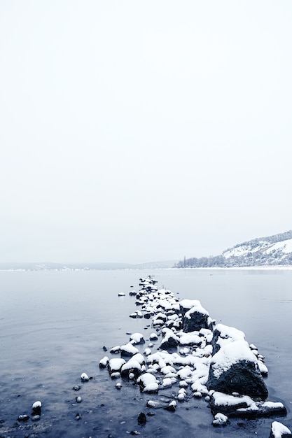 ein See an einem verschneiten Tag