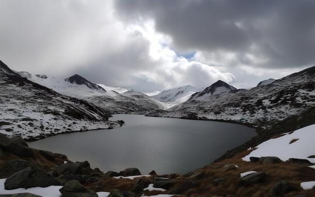 Ein See in den Bergen mit Schnee aus den Grund