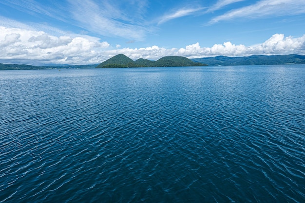 Ein See mit Bergen im Hintergrund