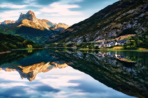 Ein See mit Bergen im Hintergrund