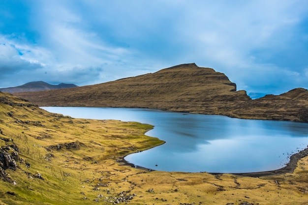 Ein See mit einem Berg im Hintergrund