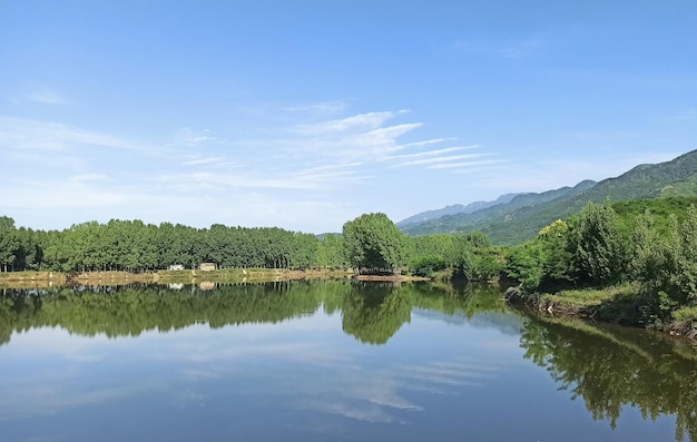 Ein See mit einem Berg im Hintergrund