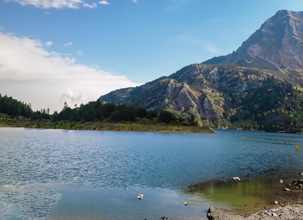 Foto ein see mit einem berg im hintergrund