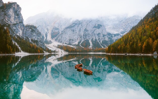 Ein See mit einem Berg im Hintergrund