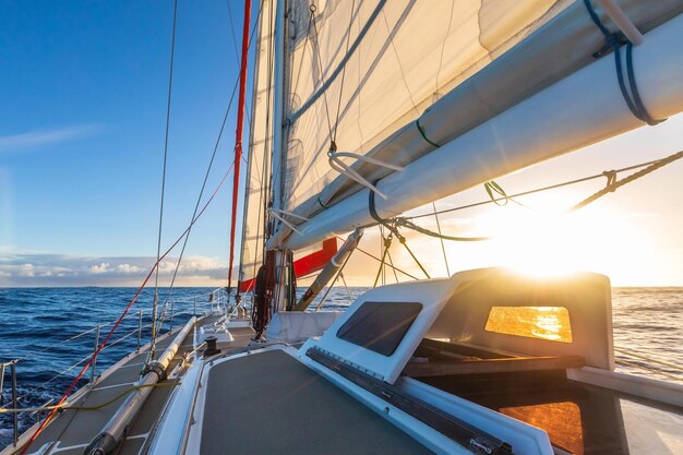 Ein Segelboot, hinter dem die Sonne untergeht