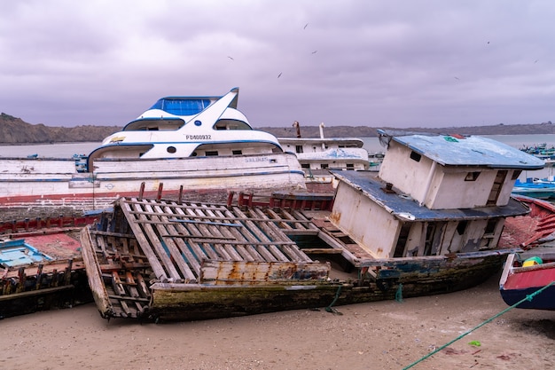 Ein sehr altes Boot auf dem Sand