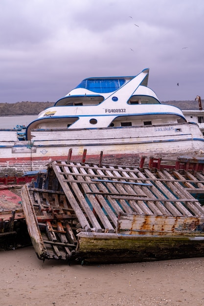 Ein sehr altes Boot auf dem Sand