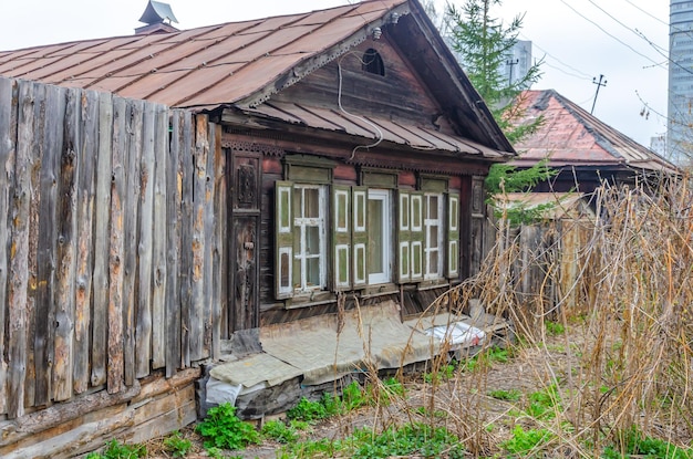 Ein sehr altes Holzhaus im Dorf.