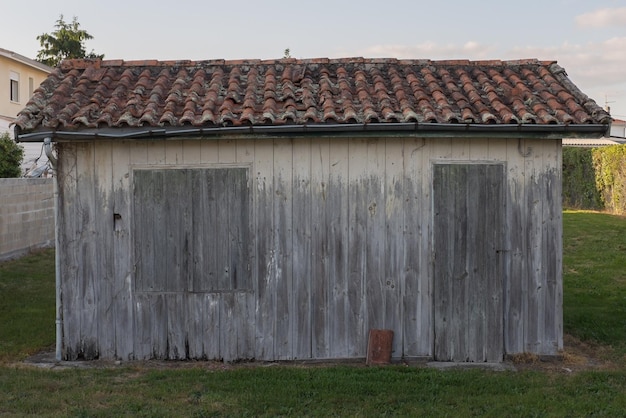 Ein sehr altes Holzhaus in einem Garten